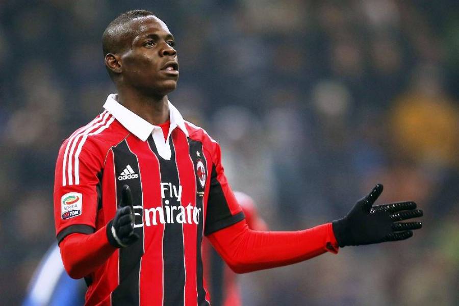 Γιουβεντίνοι και “πολίτες” πικάρουν τον Μπαλοτέλι – ΒΙΝΤΕΟ