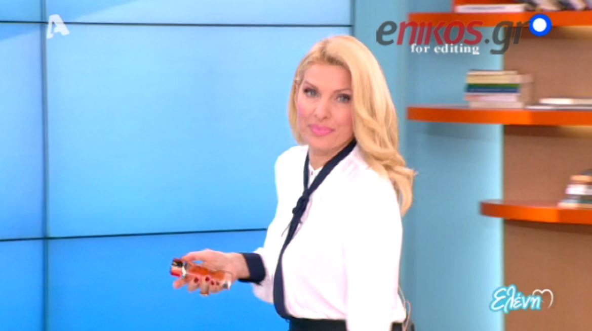 Με γραβάτα και σκίσιμο στη φούστα εμφανίστηκε η Μενεγάκη – ΒΙΝΤΕΟ