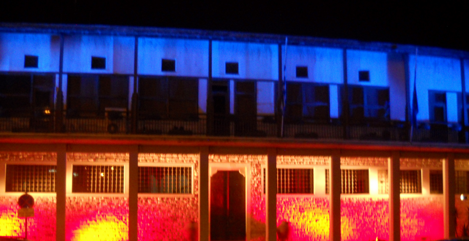 Στα χρώματα της γαλλικής σημαίας το Δημαρχείο του Βόλου – ΦΩΤΟ