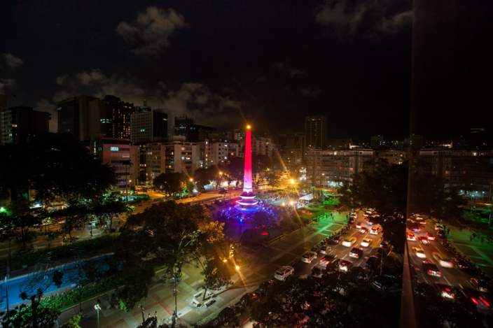 Στα χρώματα της Γαλλίας κεντρική πλατεία στο Καράκας – ΦΩΤΟ