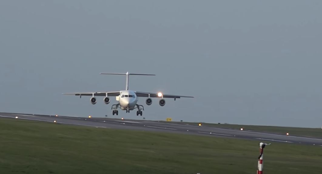 Η προσγείωση αυτή θα ήταν… άθλος – ΒΙΝΤΕΟ