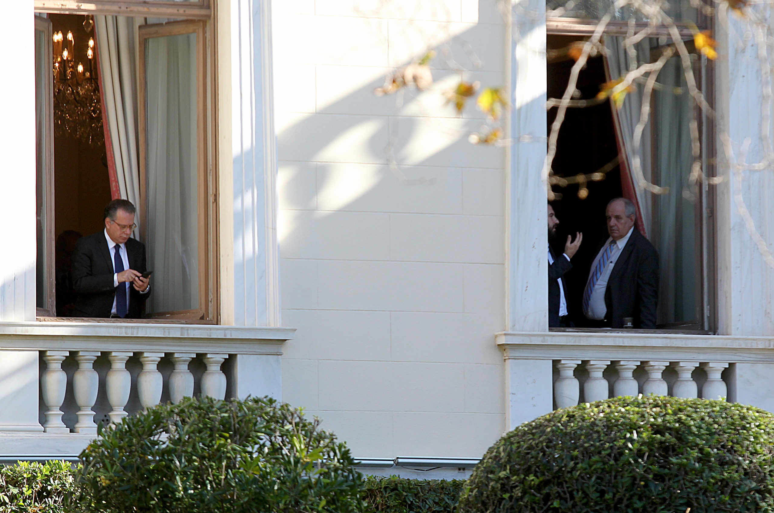 Κουμουτσάκος και Κουίκ στα παράθυρα του Προεδρικού μετά την ένταση – ΦΩΤΟ