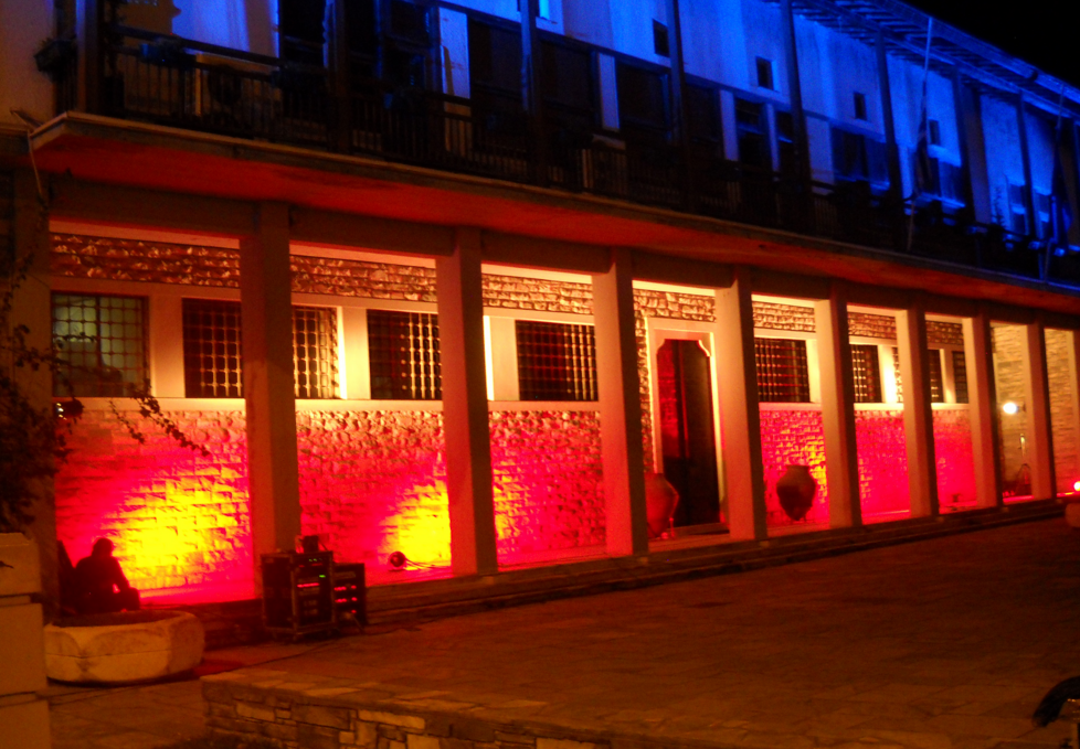 “Γκάφα” με τον φωτισμό στο Δημαρχείο του Βόλου – ΦΩΤΟ