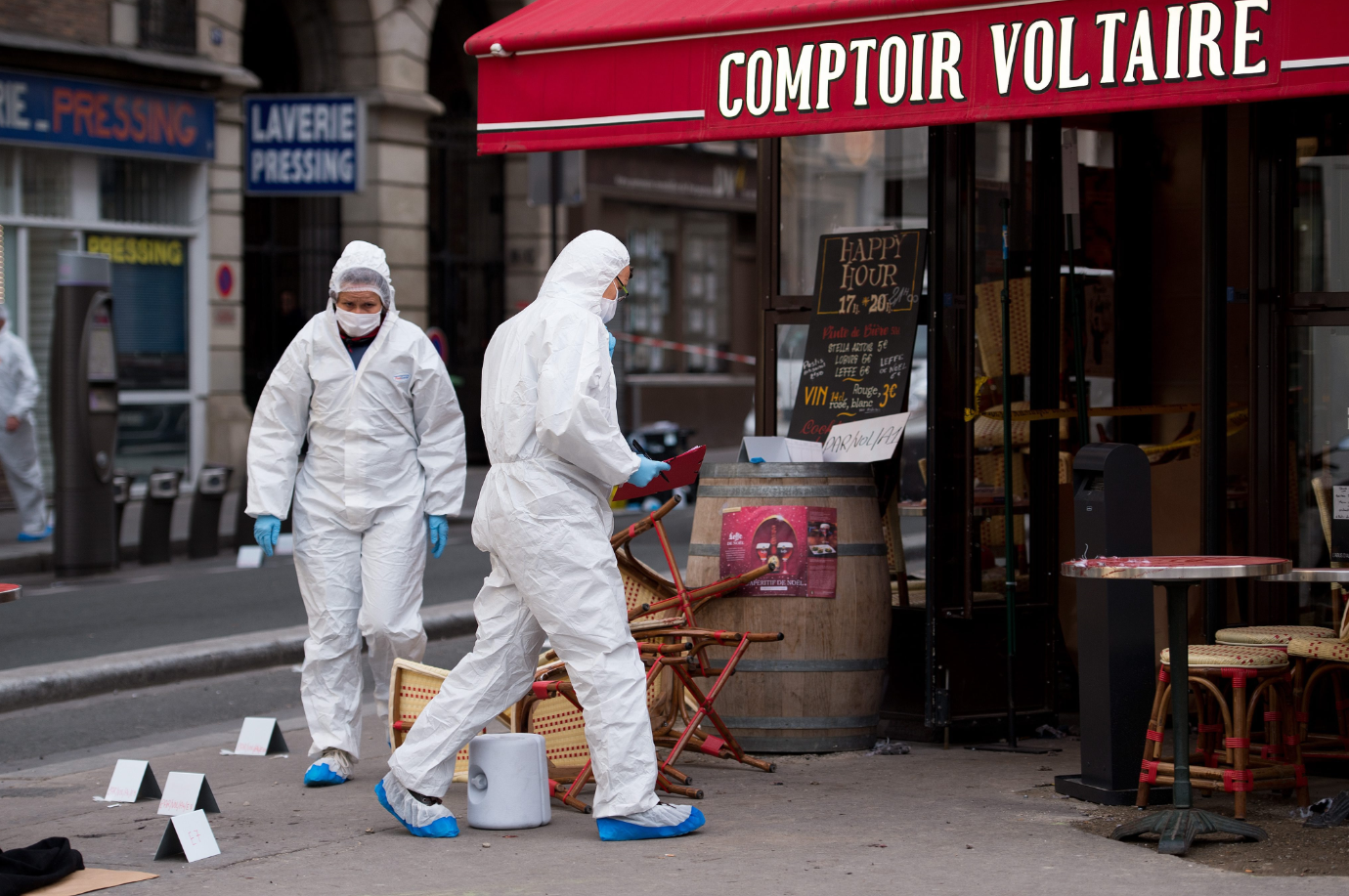 Το φως της ημέρας αποκάλυψε τα σημάδια του τρόμου στο Παρίσι – ΦΩΤΟ