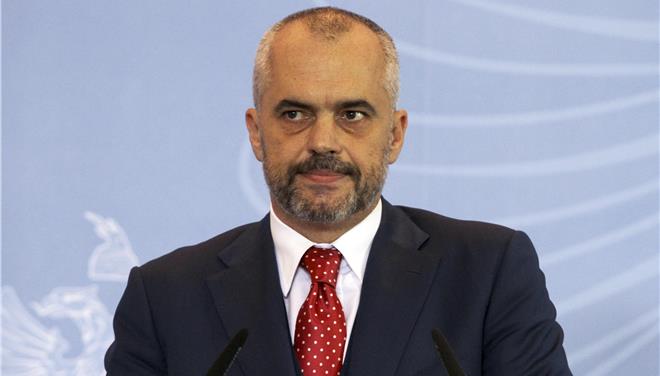 Έριξαν αυγά στο αυτοκίνητο του Έντι Ράμα – ΒΙΝΤΕΟ