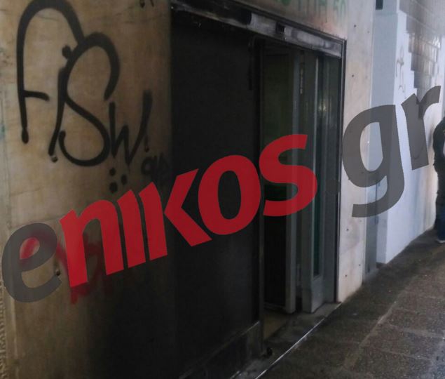 ΦΩΤΟ από την επίθεση με μολότοφ στα γραφεία του ΠΑΣΟΚ