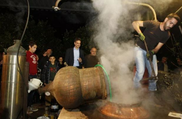 Ο Μητσοτάκης σε ρακοκάζανο στα Χανιά – ΦΩΤΟ