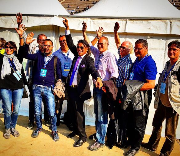 Οι ξένοι ανταποκριτές ποζάρουν αλά… Ψινάκης – ΦΩΤΟ