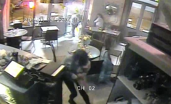 Σοκαριστικό ντοκουμέντο: Η στιγμή που οι τζιχαντιστές σκορπούν το θάνατο στο Παρίσι