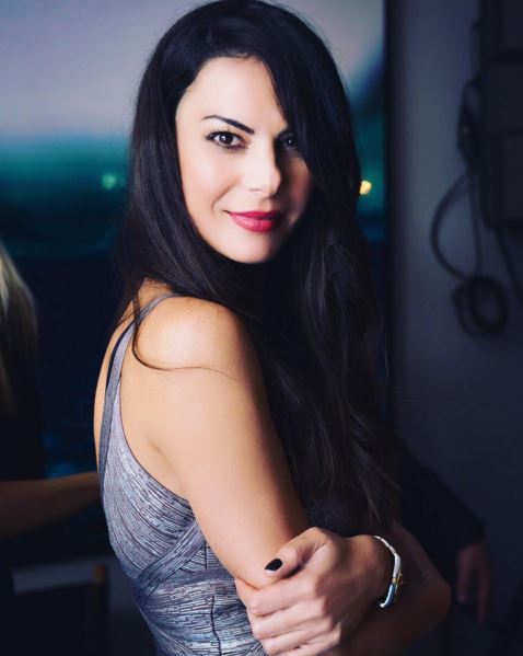 H Βατίδου ποζάρει ως κορίτσι του Τζέιμς Μποντ – ΦΩΤΟ