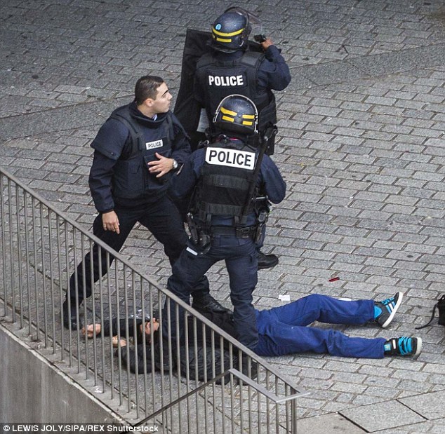 Σύλληψη υπόπτων σε εμπορικό κέντρο στο Σεν Ντενί – ΒΙΝΤΕΟ