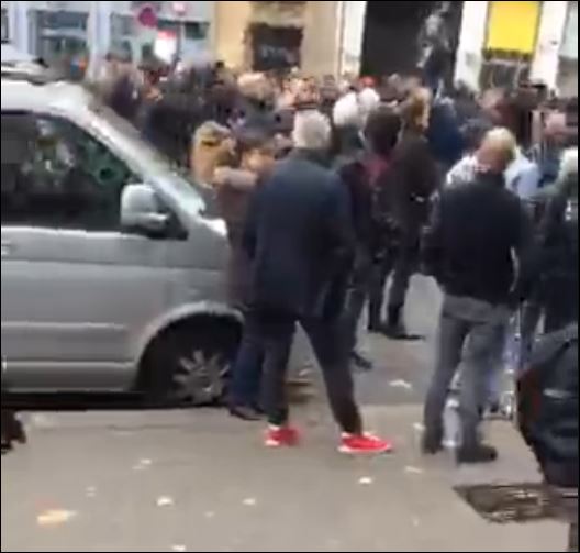 ΤΩΡΑ – Εικόνες από το Παρίσι στα σημεία της επίθεσης