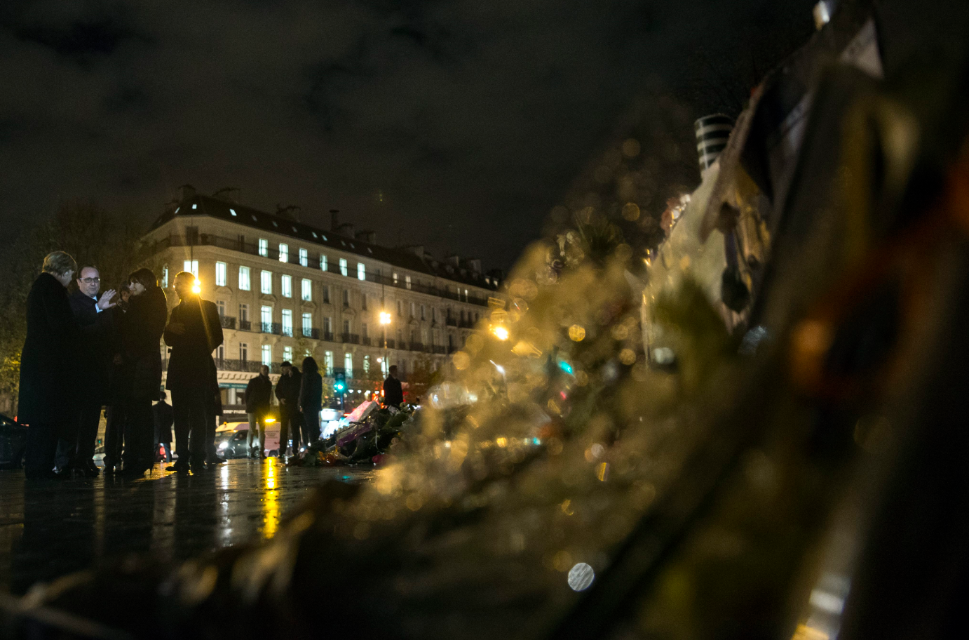 Ολάντ και Μέρκελ τίμησαν τα θύματα του Παρισιού – ΦΩΤΟ