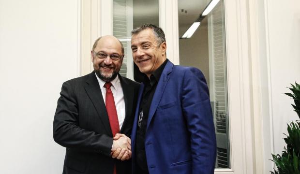 Ο Θεοδωράκης παρέδωσε στον Σουλτς την πρόταση του κόμματος για το προσφυγικό