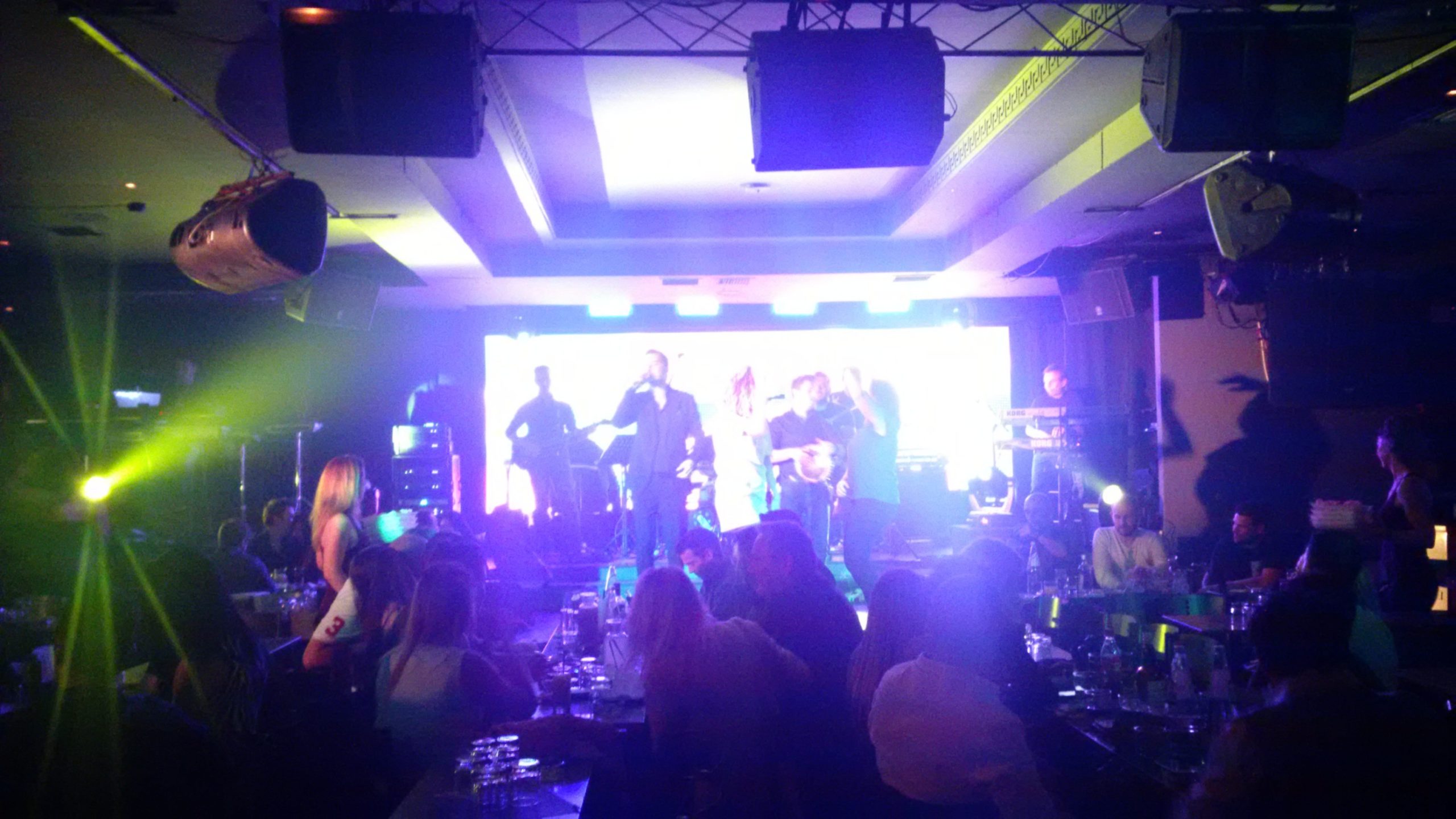 Ο τραγουδιστής που τραυματίστηκε από γαρύφαλλο – ΦΩΤΟ