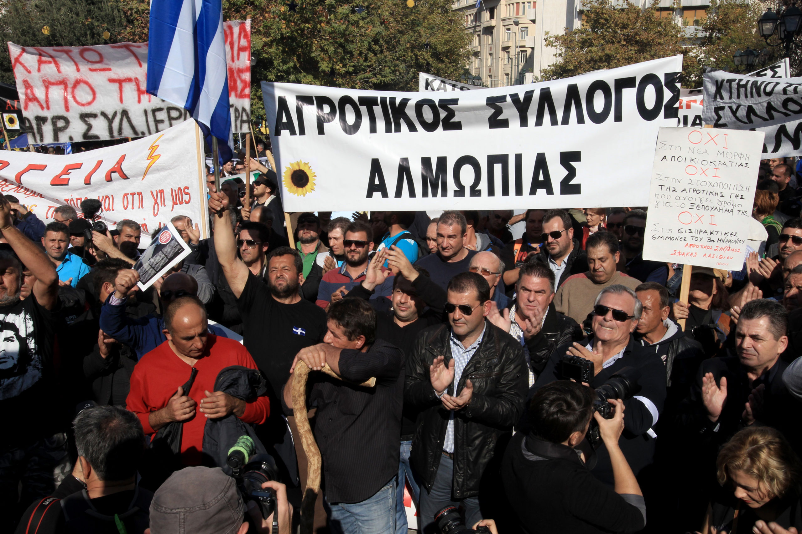 Παραμένουν στο Σύνταγμα οι αγρότες