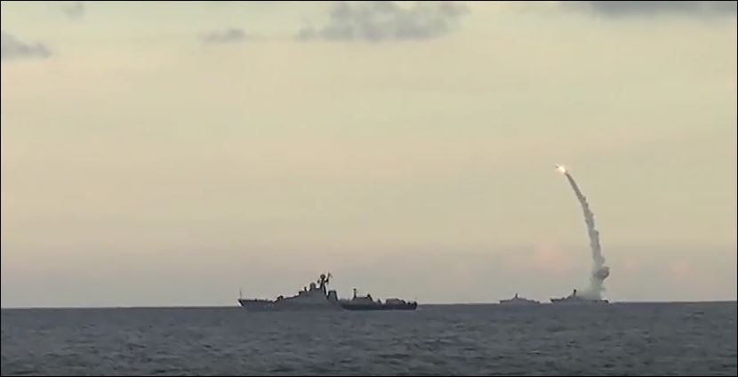 Ρωσικά πλοία εκτοξεύουν πυραύλους Κρουζ εναντίον τζιχαντιστών – ΒΙΝΤΕΟ