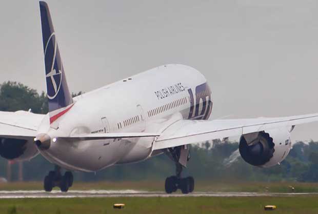 Τρόμος στον αέρα για 161 επιβάτες