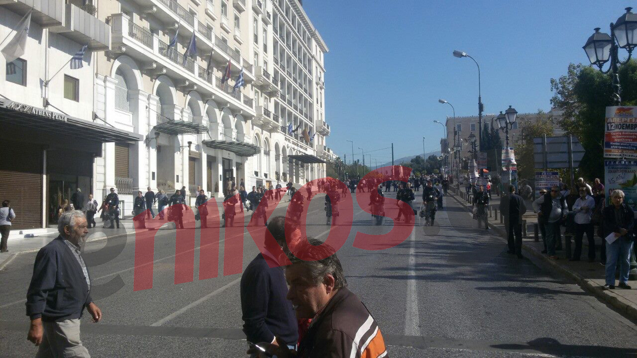 Άνδρες της ΥΜΕΤ στο Σύνταγμα – ΦΩΤΟ