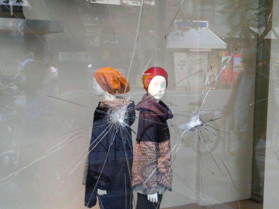 Καταστροφές και μπογιές σε βιτρίνες καταστημάτων στη Θεσσαλονίκη – ΦΩΤΟ