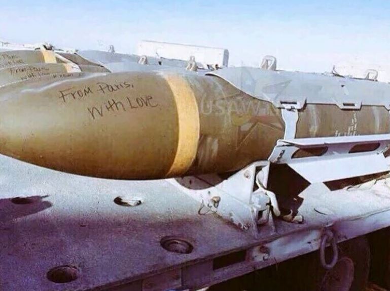 Εικόνα σοκ – Βόμβες με μηνύματα εκδίκησης για το Παρίσι