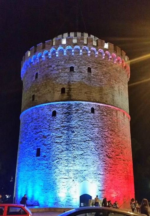 Ο Λευκός Πύργος στα χρώματα της γαλλικής σημαίας – ΦΩΤΟ