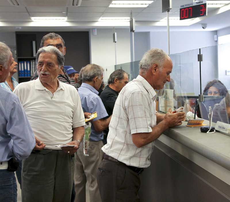 «Μαύρη τρύπα» 807 εκατ. στον ΟΑΕΕ φέρνει περικοπές στις συντάξεις