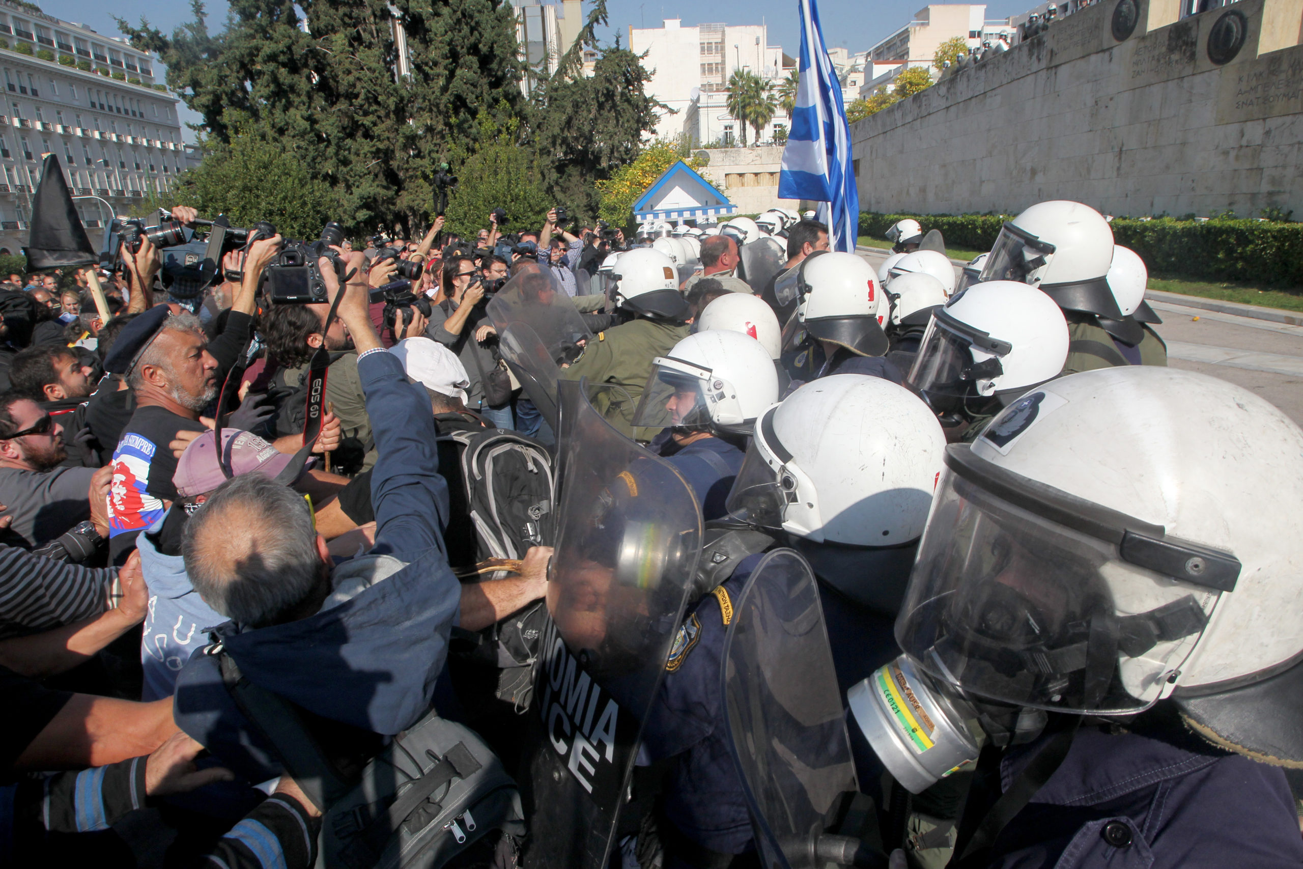 Καρέ – καρέ η έφοδος των αγροτών στη Βουλή – ΦΩΤΟ