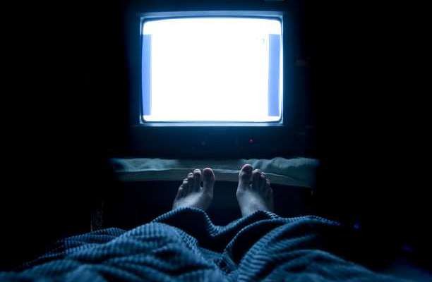 Γιατί δεν πρέπει να κοιμάστε με την τηλεόραση ανοιχτή