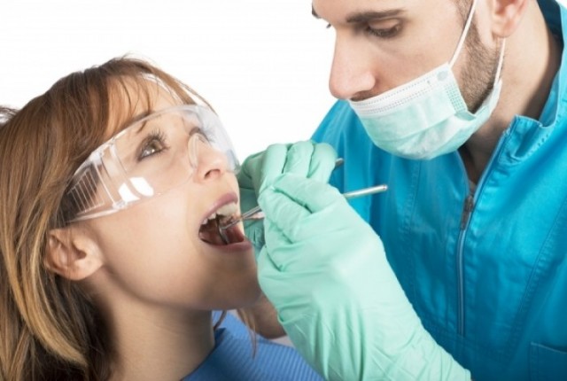 Οδοντική πλάκα: Οι αρνητικές επιπτώσεις σε ζωτικά όργανα αν την αμελήσετε
