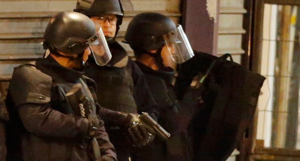 ΑΠΕΥΘΕΙΑΣ εικόνα από την αστυνομική επιχείρηση στο Σεν Ντενί