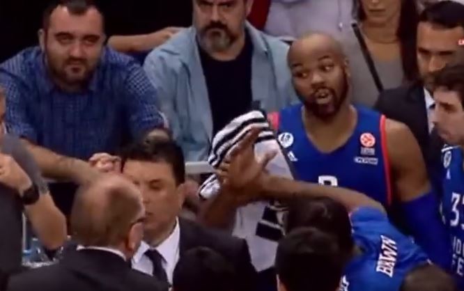 «Αγρίεψε» ο Ντούσαν Ίβκοβιτς με παίκτη της ομάδας του – ΒΙΝΤΕΟ