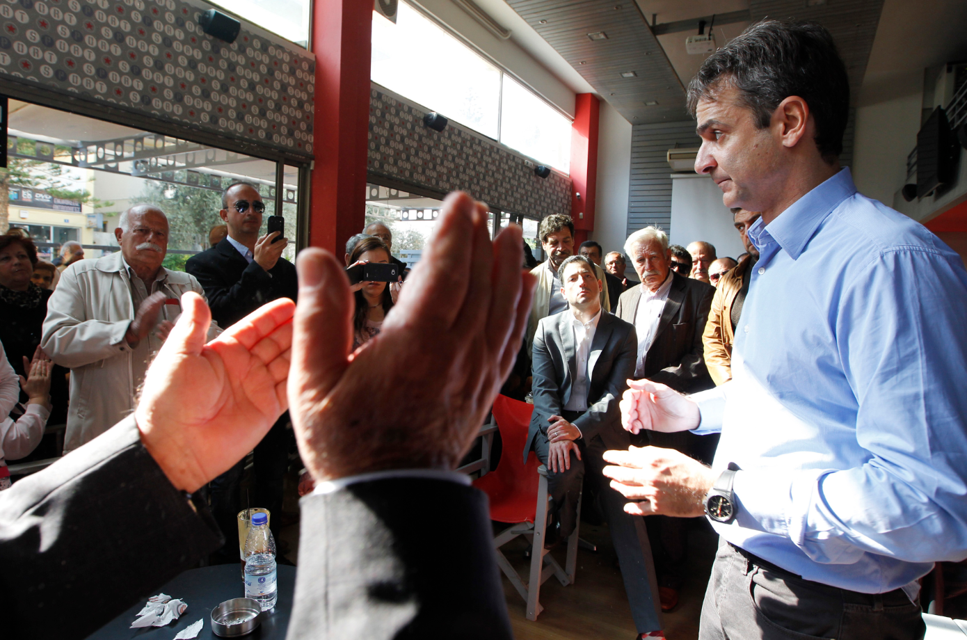 Λυράρηδες υποδέχτηκαν τον Μητσοτάκη στο Ρέθυμνο – ΦΩΤΟ