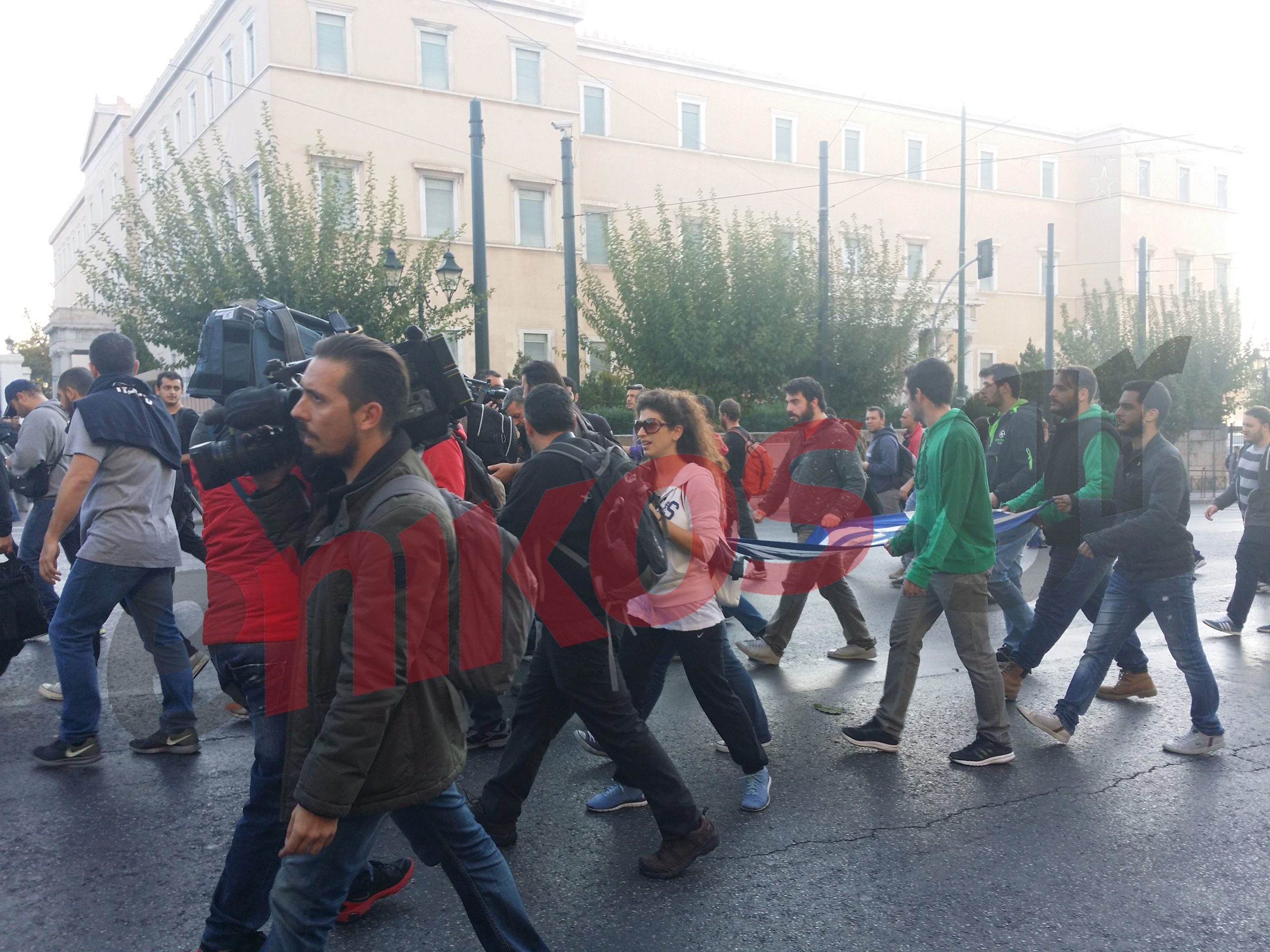 Ξεκίνησε η πορεία – Η σημαία του Πολυτεχνείου έξω από τη Βουλή – ΤΩΡΑ – ΦΩΤΟ