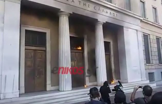 Μολότοφ και στην Τράπεζα της Ελλάδος – ΒΙΝΤΕΟ