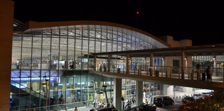 Συναγερμός για έξι άτομα στο Αεροδρόμιο της Λάρνακας