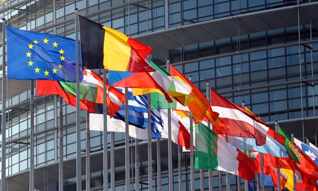 Μεσίστιες οι σημαίες της Ευρωπαϊκής Επιτροπής