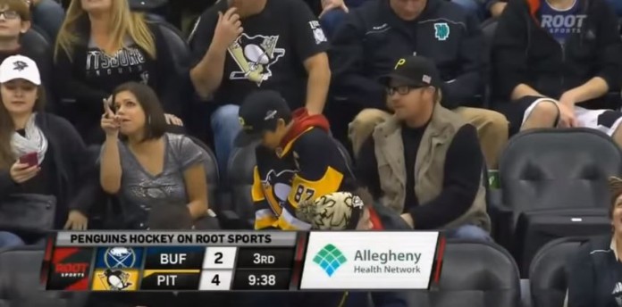 Απαράδεκτος φίλαθλος- «Έκλεψε» το δώρο του μικρού και τον γιούχαραν – ΒΙΝΤΕΟ