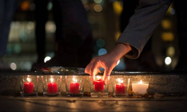 ΑΠΕΥΘΕΙΑΣ – Η τελετή στη μνήμη των θυμάτων του Παρισιού
