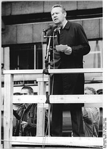 Πέθανε ο άνθρωπος που “γκρέμισε” κατά λάθος το τείχος του Βερολίνου