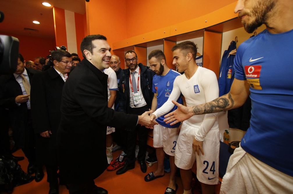 Ο Αλέξης Τσίπρας στα αποδυτήρια της Εθνικής – ΦΩΤΟ