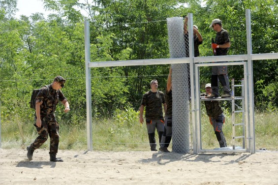 Τα Σκόπια φτιάχνουν μεταλλικό φράκτη στα σύνορα με την Ελλάδα