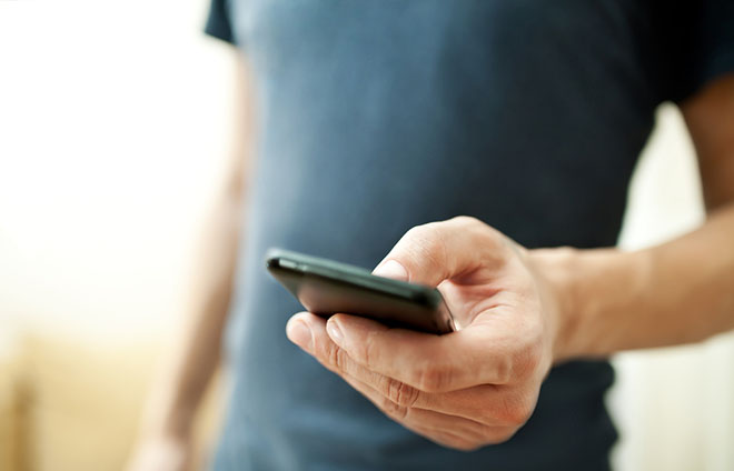 Πώς το κινητό αποσπά το παιδί από το διάβασμα