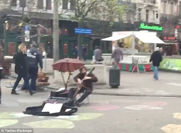 Ο Βέλγος που πολεμά τον φόβο στις Βρυξέλλες με τις νότες – ΒΙΝΤΕΟ