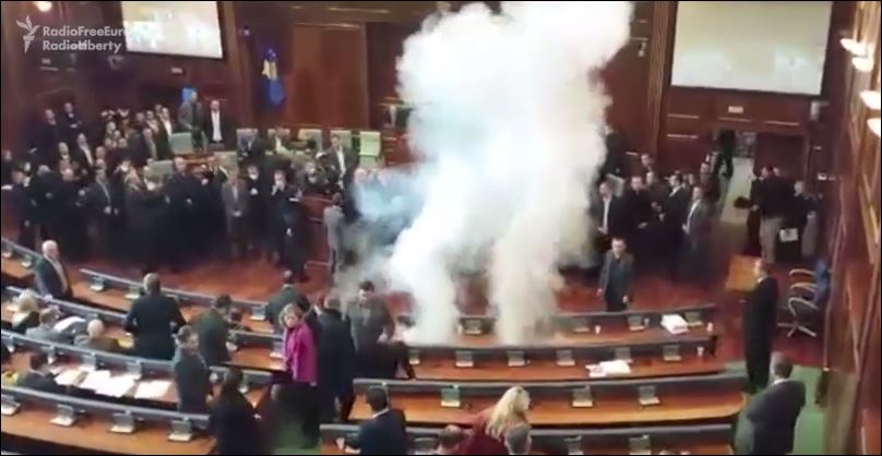Ρίψη δακρυγόνου – Η συνήθεια που έγινε… λατρεία στο κοινοβούλιο του Κοσόβου – ΒΙΝΤΕΟ