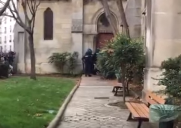Έφοδος της γαλλικής αστυνομίας σε εκκλησία στο Σεν Ντενί – ΒΙΝΤΕΟ