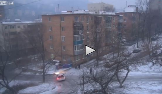 Τα αυτοκίνητα κάνουν… πατινάζ σε δρόμο της Ρωσίας – ΒΙΝΤΕΟ