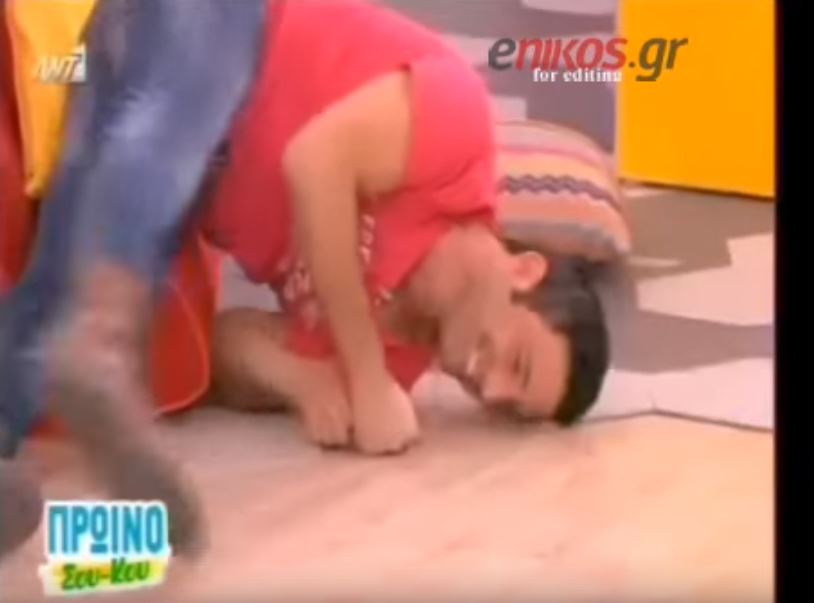 Έσπασε η πολυθρόνα στον “αέρα” και ο καλεσμένος χτύπησε με το κεφάλι στο πάτωμα – ΒΙΝΤΕΟ