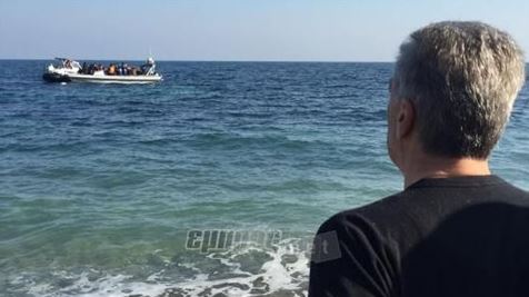 Ο δήμαρχος άφησε τη συνοδεία Τσίπρα – Σουλτς και έπεσε στη θάλασσα για τους πρόσφυγες – ΦΩΤΟ