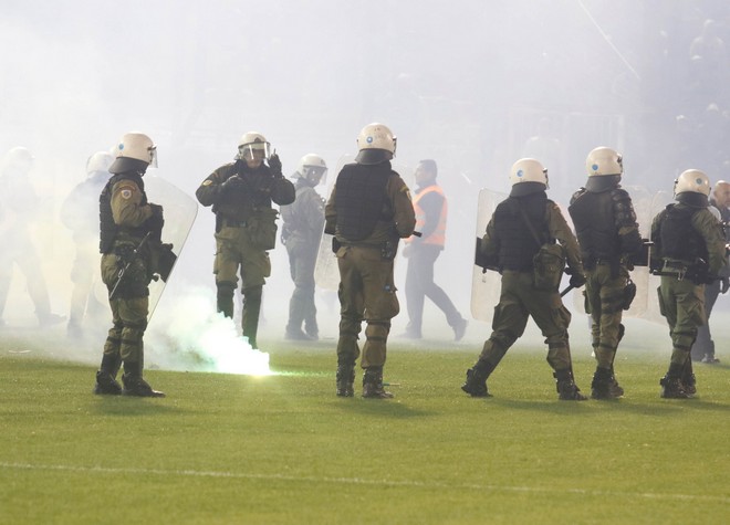 10 συλλήψεις για τα επεισόδια στη Λεωφόρο